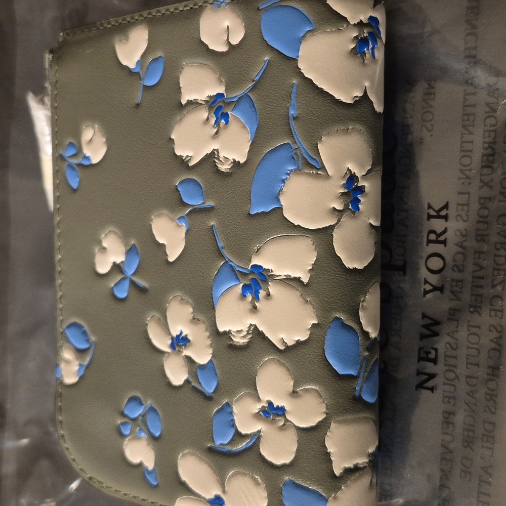 Kate Spade Green Wallet with Blue and White Floral Design. NEW - Picture 2 of 6